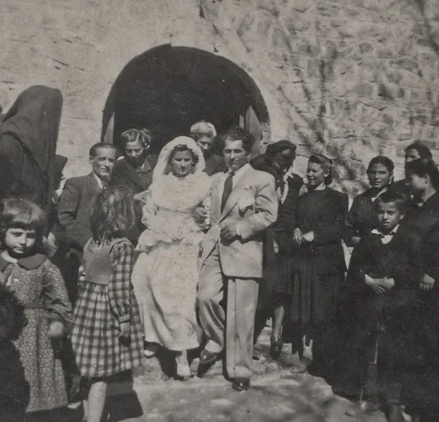 Γαμήλια πομπή έξω από πέτρινη καμάρα